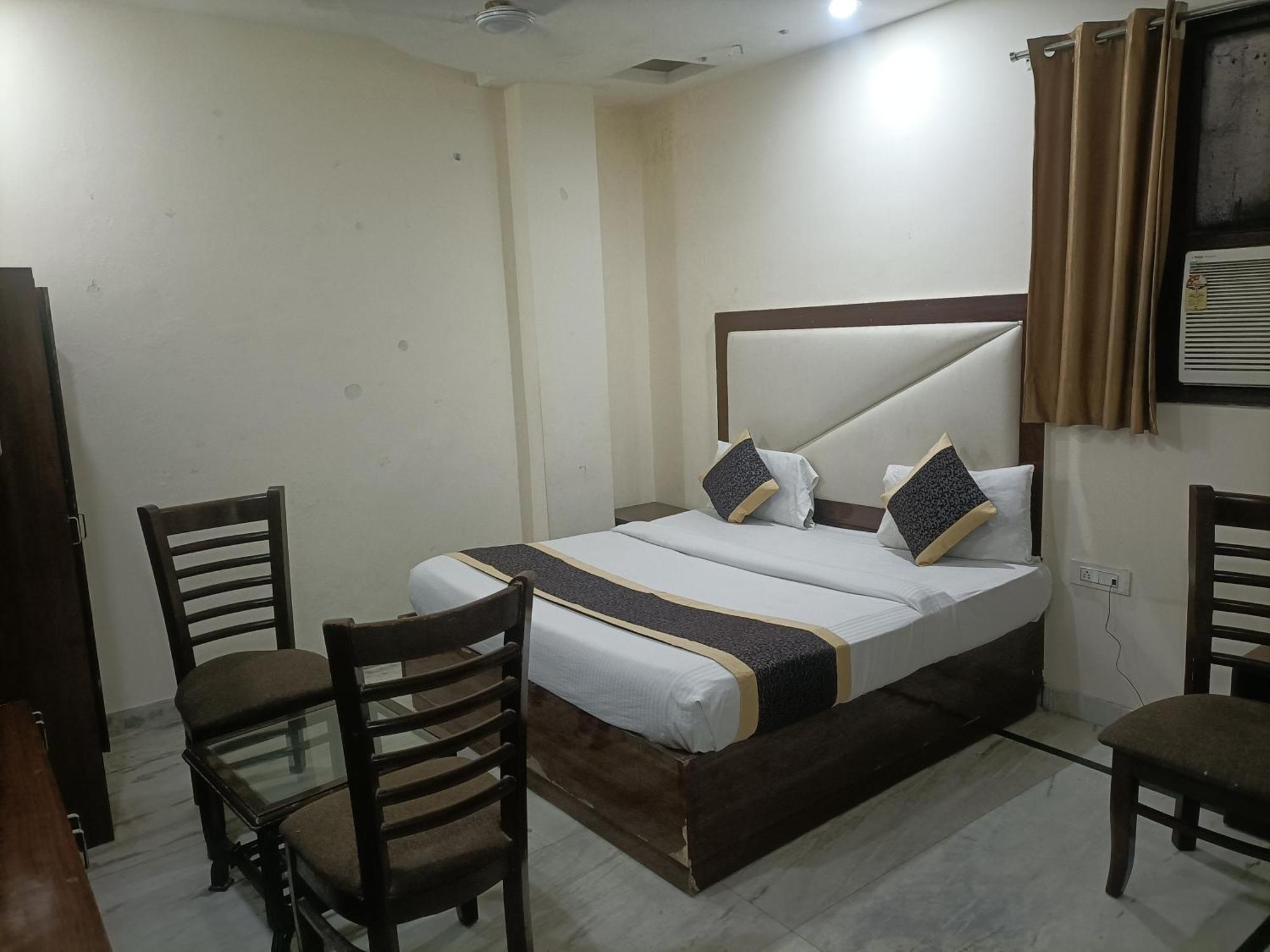 Hotel Green Plaza Delhi Airport 4*